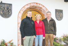 Nachhaltig seit Jahrhunderten Sie leben Nachhaltigkeit: Klaus (r.) und Christine Widmoser mit Sohn Stefan vom Widmoshof in Waidring (Tirol).