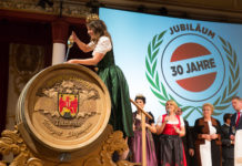 Kleine Weinernte, gewaltige Traubenpreise Weinkönigin Christina hob den Taufwein aus dem Fass. Dem schwierigen Jahr entsprechend wurde der Wein auf "Xuntos" getauft. Dieses galizische Wort bedeutet ?miteinander?.