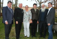 Der Bauernbund bereitet sich auf die Zukunft vor Wissenschaftlichen Input bei der Bauernbund-Klausur lieferten Marktforscher Rudolf Bretschneider (2. v. r.) und Agrarökonom Franz Sinabell (r.). Im Bild v. l.: Bauernbund-Direktor Johannes Abentung