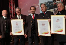 Brauchtumsmesse: eine Bühne für das Ehrenamt LR Benger (2. v. l.) mit drei der neuen Botschafter für Volkskultur: Karlheinz Moschitz (l.)