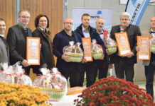 Zur 650. Versteigerung strömten 1000 Besucher Für die langjährige und treue Unterstützung der Rinderzucht am Standort Bergland wurde ausgewählten Handelsfirmen ein Anerkennungsdiplom im feierlichen Rahmen überreicht.