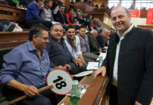 LHStv. Josef Geisler: Schwieriges Jahr für die Tiroler Landwirtschaft LHStv. Josef Geisler bei einer Versteigerug in Rotholz mit italienischen Käufern.