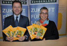 Bauernbund-Kalender in neuem Gewand Bauernbund-Landesobmann Abg. z. NR Niki Berlakovich und Bauernbund-Direktorin Tamara Hettlinger präsentieren den Bauernbund-Kalender 2016.