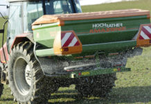 “AdBlue” für den Acker – mit Harnstoff sachgerecht und kostengünstig düngen Harnstoff stellt höhere Anforderungen an die Streugenauigkeit.