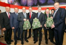 Im In- und Ausland punkten Für die deutschen Gastgeber der Grünen Woche gab es als Präsent österreichische Spezialitäten. Im Bild v. l. n. r.: AMA-Aufsichtsratsvorsitzender Franz Stefan Hautzinger