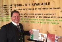 Die “Woodbox” zeigt, was der Wald alles kann FHP-Vorsitzender Rudolf Rosenstatter bei der Präsentation der "Woodbox" auf der Grünen Woche in Berlin.