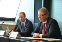 Weniger CO2-Emissionen in Österreich als 1990 Klimaexperte Jürgen Schneider (l.) und Umweltminister Andrä Rupprechter präsentierten die Treibhausgas-Bilanz 2014.