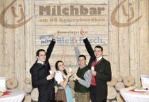 Milchbar präsentierte sich in neuem Look Die Bezirksgruppe Dobersberg und die Ortsgruppe Vitis der NÖ Landjugend hatten die Betreuung der Milchbar übernommen und freuten sich auf den neugestalteten Auftritt.