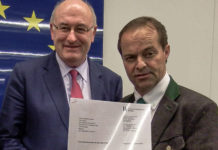 LK-Präsident Mößler: Kein TTIP auf dem Rücken der Bauern LK-Präsident Johann Mößler (r.) übergab EU-Agrarkommissar Phil Hogan seinen Brief mit den konkreten Forderungen.