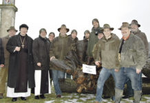 Walnuss war teuerster Stamm Stolz präsentieren die Organisatoren der Landwirtschaftskammer Niederösterreich gemeinsam mit dem Waldverband den teuersten Stamm der Verkaufsveranstaltung: Eine Schwarznuss erzielte den stolzen Preis von 4155 Euro.