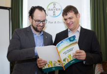 Pflanzenschutz – Bayer CropScience bietet nun pro proPlant-Prognosen für Weizen und Zuckerrüben an Nils Bauer und Karl Neubauer von Bayer CropScience: "Unseren Innovationsanspruch möchten wir mit neuen Produkten