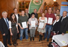 Direktvermarkter sind erfolgreich unterwegs LK-Präsident Franz Stefan Hautzinger (l.) und LK-Vizepräsident Adalbert Resetar (r.) mit den neuen "Gutes vom Bauernhof"-Betrieben und den GenussKrone 2016/2017-Landessiegern