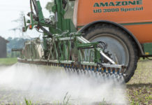 Abdrift ist auch eine Frage der Düsentechnik Je größer der Abstand zwischen Düse und Zielfläche ist