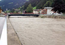 Hochwasserrückhalt im Gebirge wird untersucht Ohne die Zillertaler Kraftwerksspeicher wäre der Wasserstand im August 2014 in Zell am Ziller deutlich höher gewesen. Ob es im alpinen Raum abseits von Stauseen großräumig wirksame Möglichkeiten zum Hochwasserrückhalt gibt