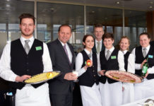 Geisler: Vorrang für regionale Lebensmittel Bewusst Tirol sowohl in öffentlichen Küchen wie auch im Tourismus. LHStv Josef Geisler und Wendelin Juen von der Agrarmarketing Tirol forcieren die Verwendung heimischer Lebensmittel in Schulen