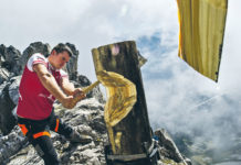 Weltbeste Sportholzfäller kommen zum härtesten Zweikampf nach Tirol Staatsmeister Armin Kugler bei der "Arbeit" am Holzstamm