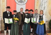 Höchste Auszeichnungen von Minister Rupprechter Minister Andrä Rupprechter (3. v. l.) mit den neu ernannten Ökonomieräten: LAbg Josef Türtscher (l. ) mit Ehefrau