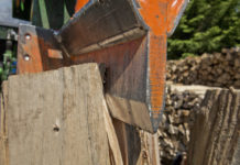 Beim Holzspalten ist absolute Vorsicht geboten Die Arbeit wird mit dem Holzspalter mit hohem Tempo ausgeführt