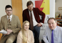 Medien Akademie: Wenn aus Talenten Profis werden Generalsekretär Gerhard Tschugguel (mitte) mit KMA-Studenten und LR Stephan Pernkopf (r.)