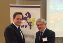 Standards bei Wein nicht durch TTIP gefährden Arev-Präsident Sergio Chiamparino (r.) und Weinbaupräsident Johannes Schmuckenschlager