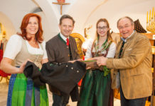 Eine Tracht ist immer etwas wert LR Benger (2. v. l.) besuchte die Trachtenbörse des Kärntner Heimatwerks.