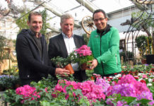 Lust auf Gesundes aus dem eigenen Garten LR Erich Schwärzler (Mitte) mit OGV-Obmann Markus Amann (r.) und Gärtnermeister Andreas Dür