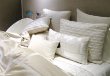 Boxspringbetten halten Einzug in unsere Zimmer Erhöhter Schlafkomfort: Die Matratze mit einer Topperauflage liegt nicht auf einem Lattenrost