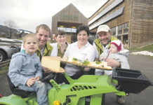 Mit Molke auf Erfolgskurs Generationenübergreifender Unternehmergeist - Familie Metzler (im Bild von rechts): Johanna mit den Großeltern Ingo und Melitta Metzler
