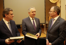 Arbeitsgespräch: LR zu Gast in Dresden Vorsitzender der CDU-Landtagsfraktion Frank Kupfer und der sächsische Staatsminister für Umwelt und Landwirtschaft Thomas Schmidt mit LR Stephan Pernkopf im Gespräch.