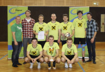 Fit in den Frühling mit Sportangeboten der LJ Das Team der Landjugend aus dem Bezirk Melk mit ihrer Urkunde und ihrem Pokal.