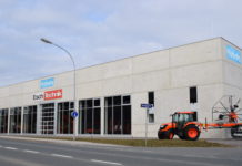 Esch-Technik mit Kubota auf Wachstumskurs Trotz der schwierigen Marktsituation hält Esch-Technik an der Expansion mit Kubota-Traktoren fest. So wurde in St. Veit/Glan ein neues Logistikzentrum mit ca. 1500 Quadratmetern errichtet.