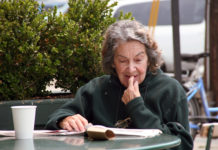 Gewohnheiten ablegen – Schluss mit Nägelkauen Viele Menschen knabbern unbewusst an ihren Fingernägeln