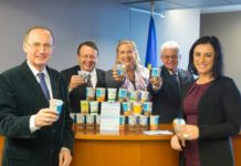 EU-Schulmilchprogramm: Kakao bleibt förderfähig Erfolg beim Schulmilchprogramm: Elisabeth Köstinger (r.) mit der ÖVP-Delegation