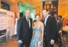 “Best of Austria” punktet mit heimischer Qualität Außenminister Sebastian Kurz (r.) unterstützt die Initiative von Landwirtschaftsminister Andrä Rupprechter (l.) - im Bild mit Moderatorin Kristina Sprenger.