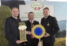 Heumilch nun mit “g.t.S.-Turbo” Heumilch gilt ab sofort als "garantiert traditionelle Spezialität". Landwirtschaftminister Andrä Rupprechter (r.) hat am Samstag