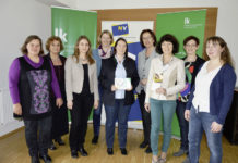 Erdäpfelproduktion im Fokus der Bäuerinnen Referentinnen und Sponsorenvertreterinnen freuten sich mit LK-Vizepräsidentin Theresia Meier (4. v. r.) und Bezirksbäuerin Elisabeth Lust-Sauberer (2. v. l.) über zahlreiche Besucherinnen.