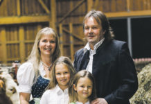 Ein “Hotel im Bauernhof” Bettina und Anton mit ihren Kindern Theresa und Ronja.