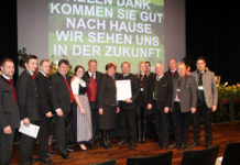 Starke Tiroler Delegation beim Bundesbauernrat Starke Vertretung aus Tirol mit der Resolution der Bäuerinnen und den Agrarspitzen Bauernbundpräsident NR Jakob Auer und BM Andrä Rupprechter in Hof bei Salzburg