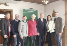Andreas Khol auf dem Weg in die Hofburg NAbg. Johann Höfinger und LAbg. Doris Schmidl begrüßten mit den örtlichen Bauernbundfuktionären Bundespräsidentschaftskandidat Andreas Khol (3. v. r.) im Pielachtal