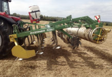 Begrünungen gezielt bearbeiten Grubber mit schnell demontierbaren Flügelscharen und Transportlaschen am Rahmen.