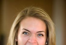 Drei Übungen, die gegen ein Doppelkinn helfen Machen Sie Ihren Mund weit auf. Das stärkt die Kiefermuskulatur