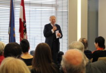 Khol – der Staatsmann, der den Weitblick hat Bundespräsidentschaftskandidat Andreas Khol präsentierte sein Buch "Auf die Stärken unseres Landes bauen".