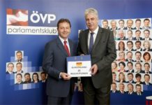 Jeder Bürger ist gleich viel wert ÖVP-Regionalsprecher Abg. z. NR Niki Berlakovich (l.) übergab Finanzminister Hans Jörg Schelling die Resolution aus dem Burgenland.