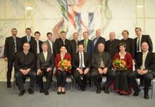 Neues LK-Präsidium nimmt die Arbeit auf Die neu gewählte 1. Vizepräsidentin Andrea Schwarzmann (3. v. l.) sowie die in ihrer Funktion als LK-Präsident bzw. 2. Vizepräsident bestätigten Josef Moosbrugger (1. Reihe