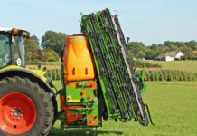 UF-Anbauspritze jetzt auch mit 30 Metern Arbeitsbreite Das neue Gestänge in Transportposition