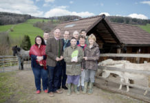 Zertifizierung für den Himmelschlüsselhof LK NÖ-Vizepräsident Otto Auer (4. v. l.) überreichte in Anwesenheit von Bürgermeister Gerhard Karner (3. v. l.) die Urkunde an Betriebsführerin Margit Fischer (r.) und ihr Team.