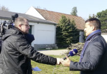 Kroatisches Fernsehen studierte Bioenergie in NÖ Redakteur Ilickovic bei den Fernsehaufnahmen im Gespräch mit Erwin Mayer vom Dachverband Erneuerbare Energie Österreich.