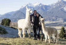 Die Vision eines Therapiehofes wurde Realität Florian Moosbrugger und Katrin Horn unternehmen manchmal auch selbst eine Tour mit ihren Tieren.