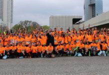 300 Jungbauern als Lebensmittel-Botschafter beim Vienna City Marathon Auch ÖVP-Präsidentschaftskandidat Andreas Khol (Mitte) feuerte die knapp 300 Marathonteilnehmer der Jungbauernschaft an.