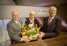 Starkes Zeichen für Andreas Khol in NÖ Zur Stärkung für den Endspurt im Wahlkampf gab es für Andreas Khol und seine Frau Heidi einen Korb mit Spezialitäten aus Niederösterreich ? überreicht von LH Erwin Pröll.